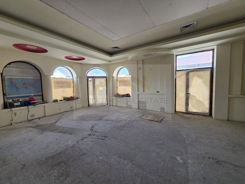 Urziceni, spatiu comercial in centrul vechi, cladire stradala de colt, 288 mp.